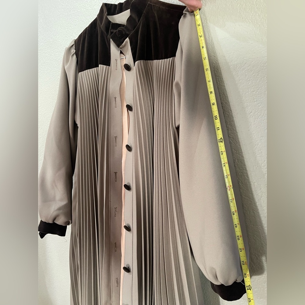 Vintage Victorian Style Trapeze knife pleated coat with brown velvet accents - Picture 10 of 13